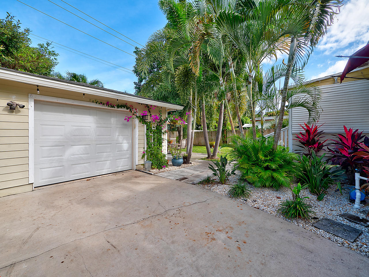 945 Andrews Road West Palm Beach, FL 33405 - Photo 13 of 13 1.5 Car Garage