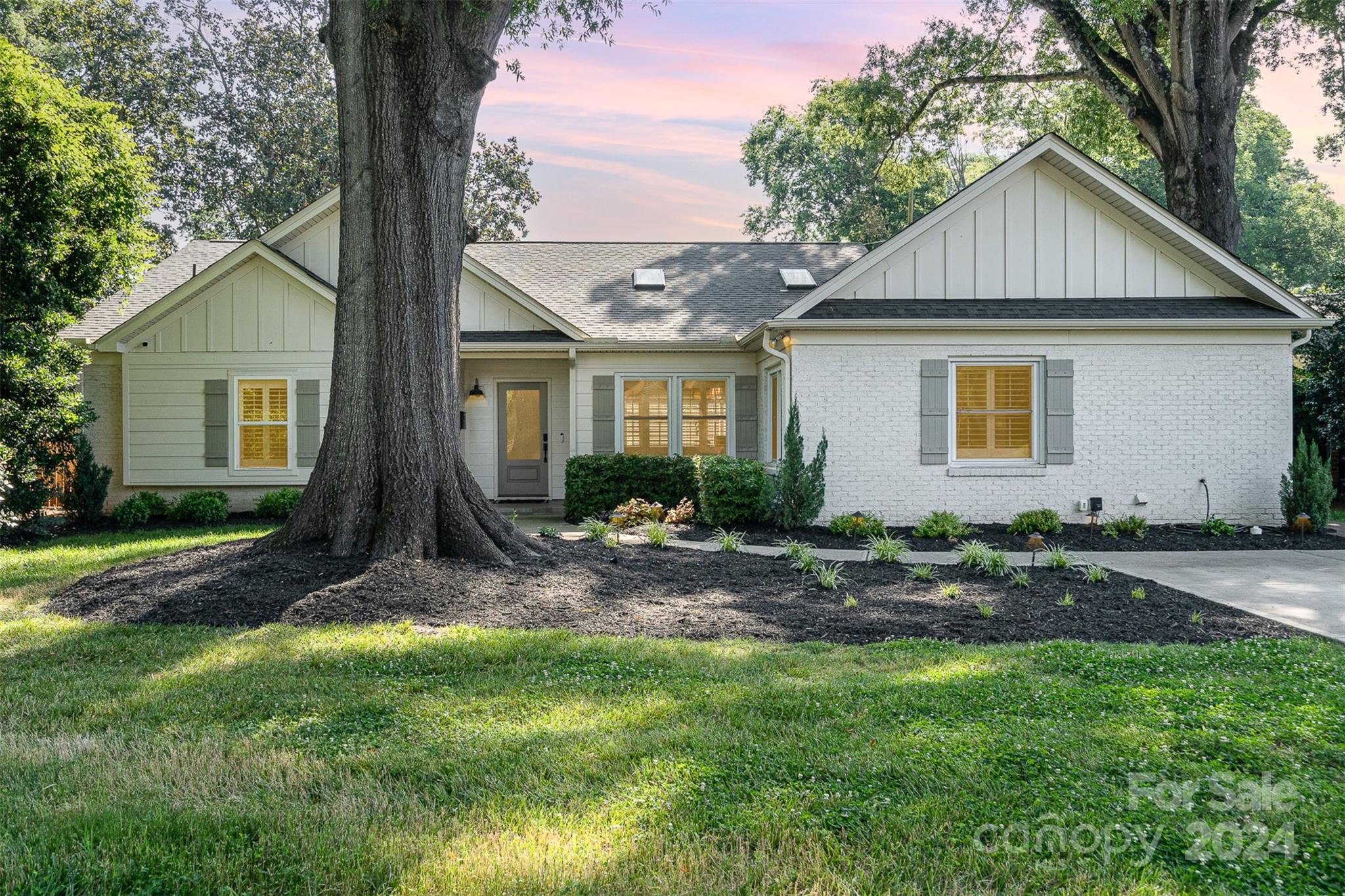 a view of front of a house with a yard