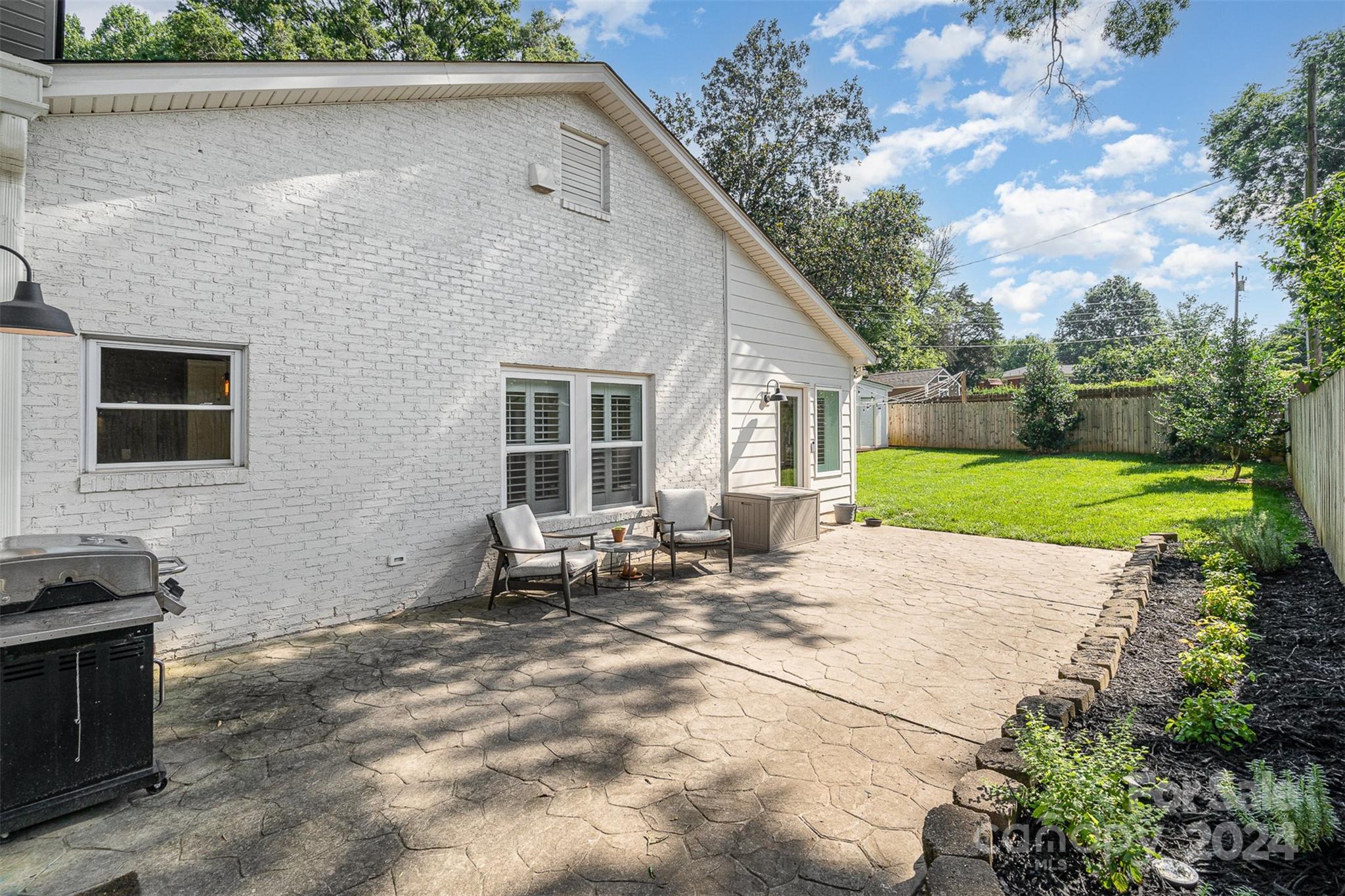 5335 Valley Forge Road Charlotte, NC 28210 - Photo 25 of 29 a backyard of a house with table and chairs