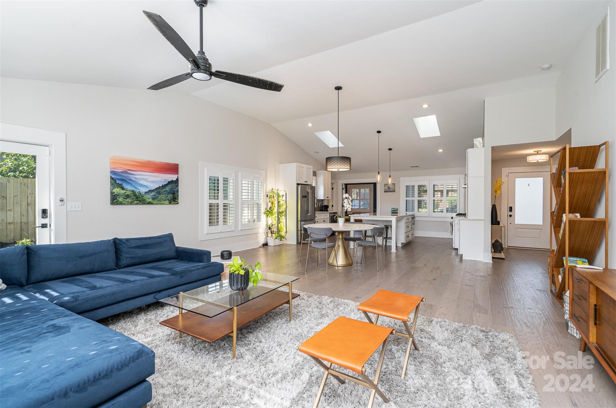 5335 Valley Forge Road Charlotte, NC 28210 - Photo 5 of 29 a living room with furniture kitchen view and a chandelier