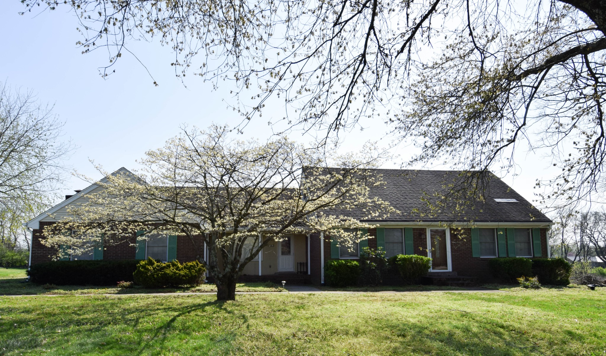 1059 Robertson Road Gallatin, TN 37066 - Photo 5 of 84 front view of a house with a yard