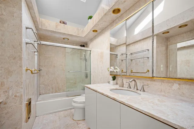 $1,388,000 | 94 Phipps Lane, Plainview, NY 11803