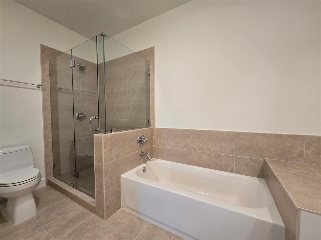 5800 Coach House Circle, Unit D Boca Raton, FL 33486 - Photo 16 of 23 a bathroom with a bathtub and a toilet