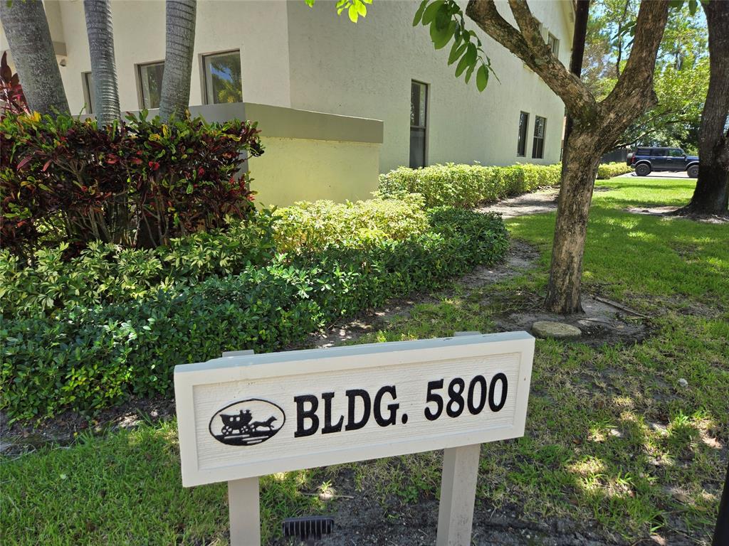 5800 Coach House Circle, Unit D Boca Raton, FL 33486 - Photo 4 of 23 a street sign on a pole on a street
