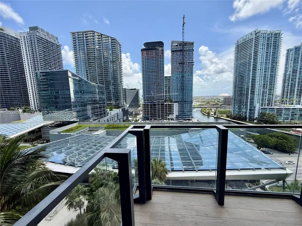 $4,400 | 68 Southeast 6th Street, Unit 1108, Miami, FL 33131