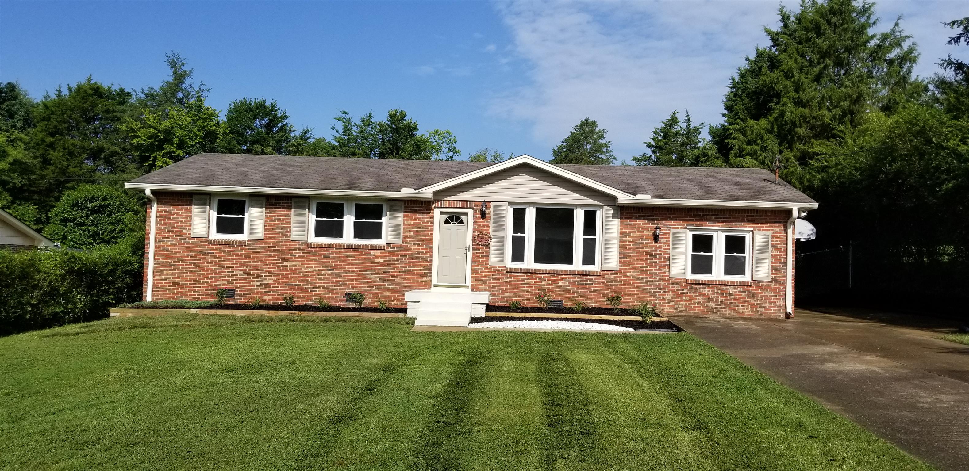 207 South Valley Road Hendersonville, TN 37075 - Photo 1 of 21 a front view of a house with a garden