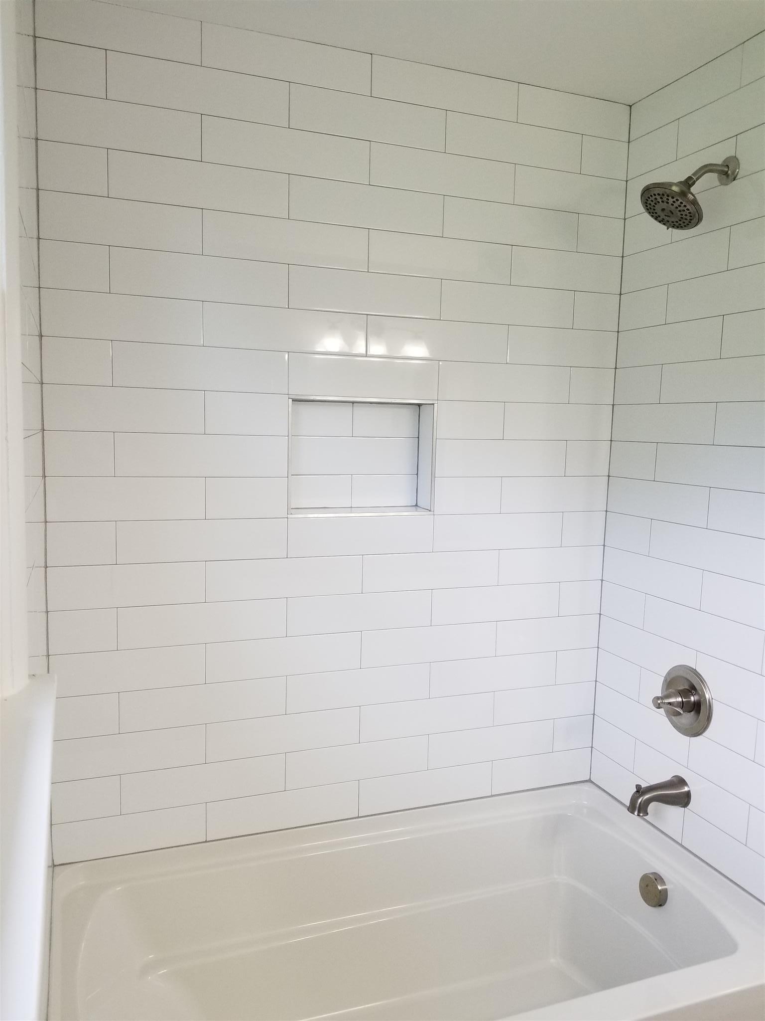 207 South Valley Road Hendersonville, TN 37075 - Photo 15 of 21 a bathroom with a bathtub