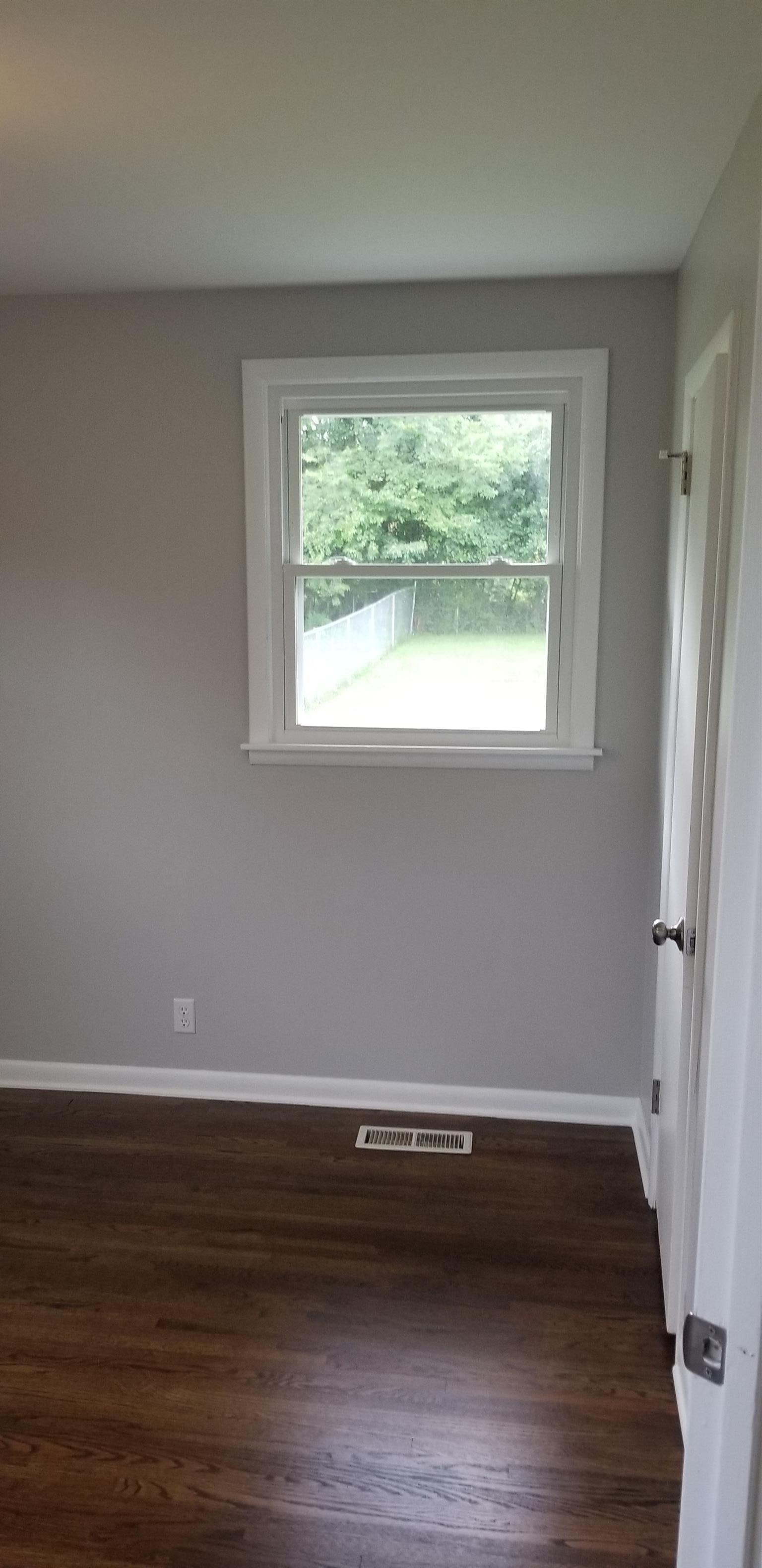 207 South Valley Road Hendersonville, TN 37075 - Photo 10 of 21 a view of room with window and wooden floor