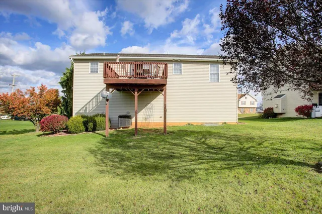 a view of a yard with a house