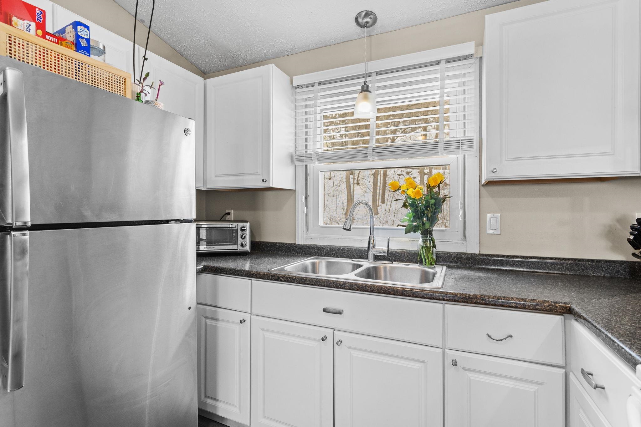 883 Mammoth Road, Unit 503 Manchester, NH 03104 - Photo 17 of 31 Gallery Image 17