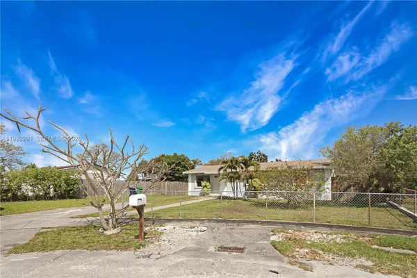 a view of a yard with an trees