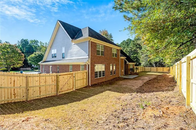 a view of a house with a backyard