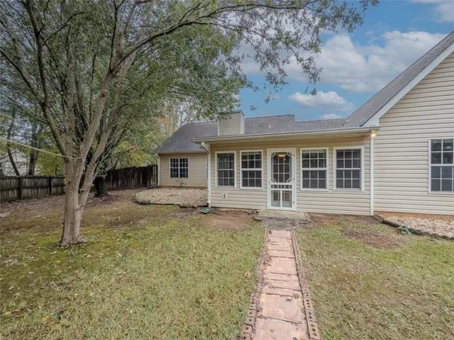 a view of backyard of the house