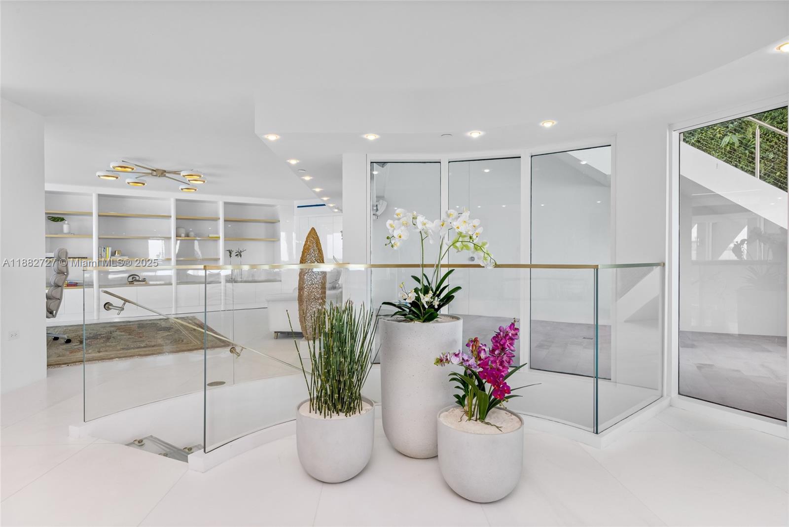 300 South Pointe Drive, Unit PH5 Miami Beach, FL 33139 - Photo 22 of 52 a hallway with a flowers