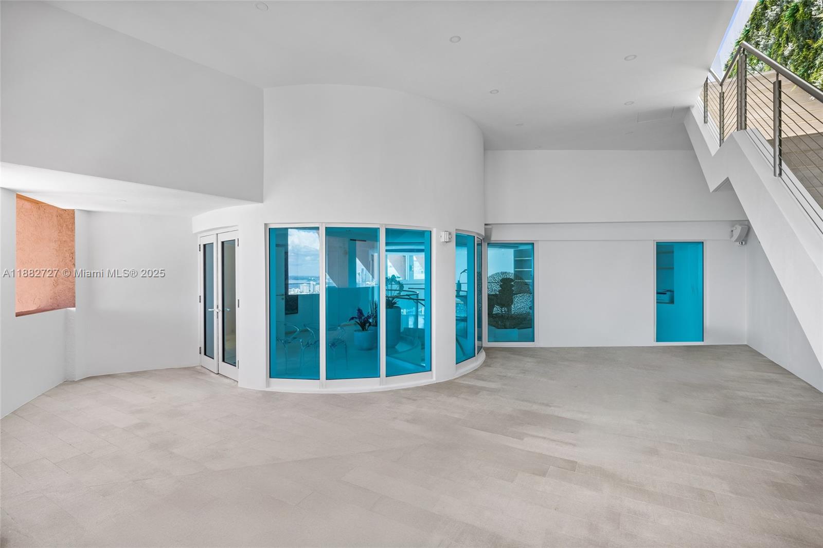 300 South Pointe Drive, Unit PH5 Miami Beach, FL 33139 - Photo 25 of 52 a view of an empty room with windows