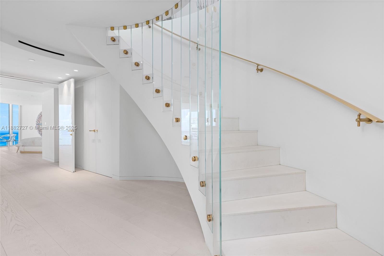 300 South Pointe Drive, Unit PH5 Miami Beach, FL 33139 - Photo 34 of 52