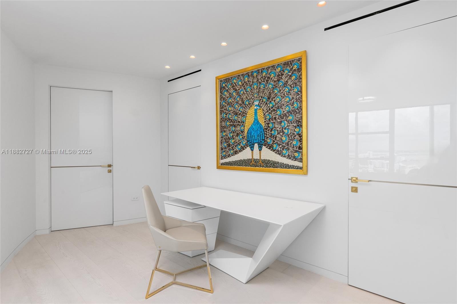 300 South Pointe Drive, Unit PH5 Miami Beach, FL 33139 - Photo 46 of 52 a view of a hallway with chairs