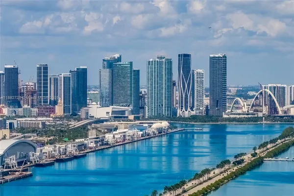 $25,000,000 | 300 South Pointe Drive, Unit PH5, Miami Beach, FL 33139