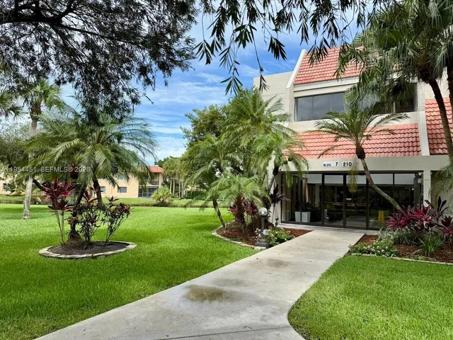 $2,150 | 210 Lakeview Drive, Unit 102, Weston, FL 33326