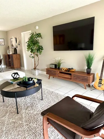 $2,150 | 210 Lakeview Drive, Unit 102, Weston, FL 33326