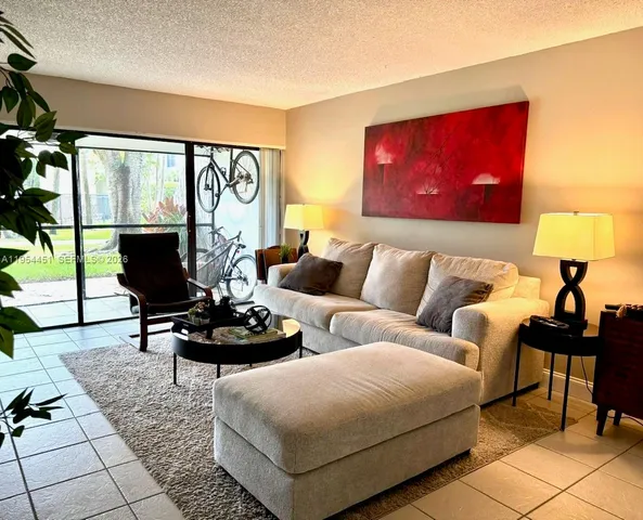 $2,150 | 210 Lakeview Drive, Unit 102, Weston, FL 33326
