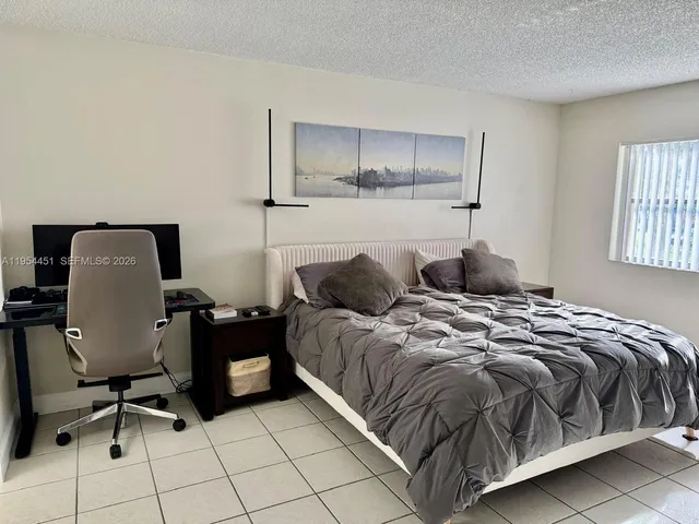 $2,150 | 210 Lakeview Drive, Unit 102, Weston, FL 33326