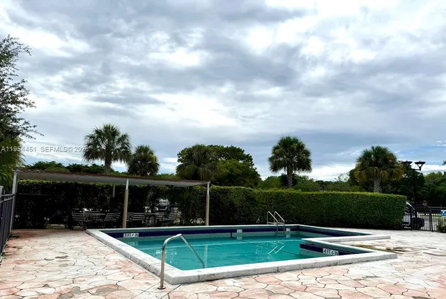 $2,150 | 210 Lakeview Drive, Unit 102, Weston, FL 33326