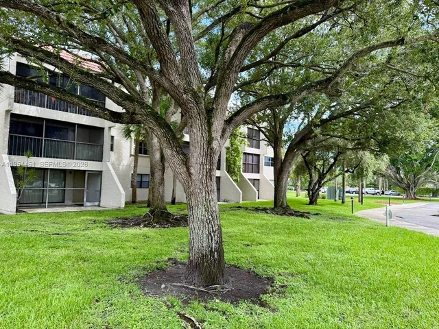 $2,150 | 210 Lakeview Drive, Unit 102, Weston, FL 33326