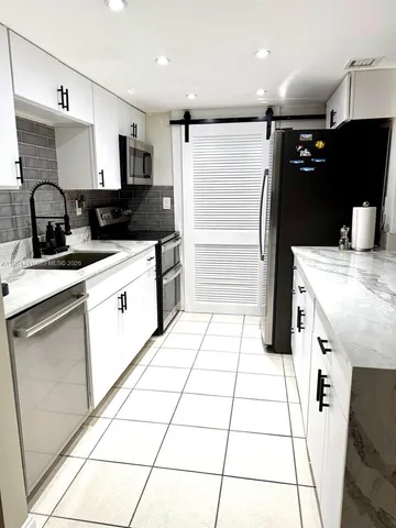 $2,150 | 210 Lakeview Drive, Unit 102, Weston, FL 33326