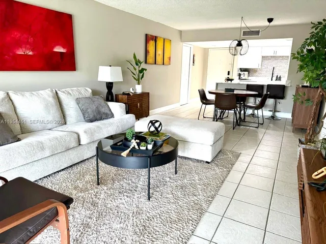 $2,150 | 210 Lakeview Drive, Unit 102, Weston, FL 33326