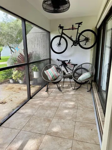 $2,150 | 210 Lakeview Drive, Unit 102, Weston, FL 33326