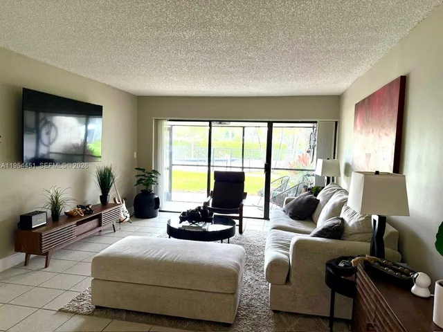 $2,150 | 210 Lakeview Drive, Unit 102, Weston, FL 33326
