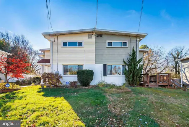 a view of a house with backyard