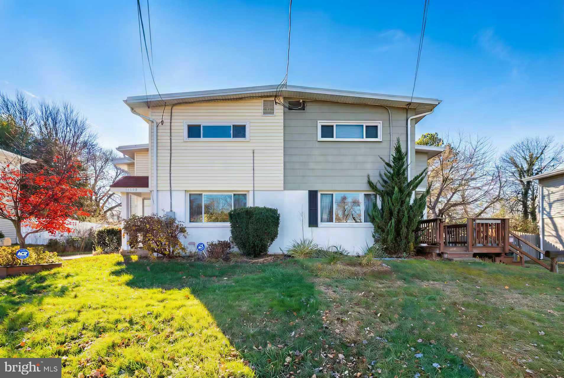 a view of a house with backyard