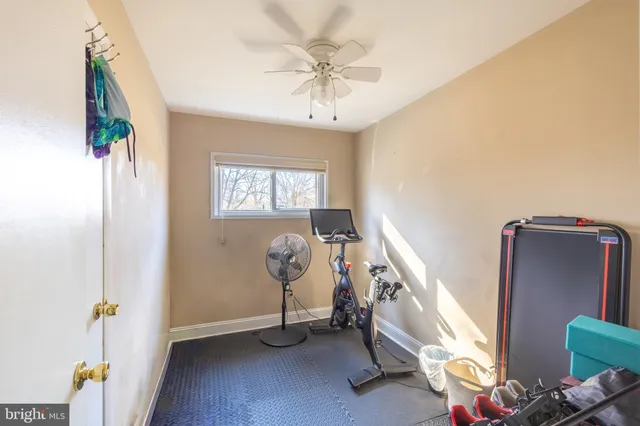 a view of an entryway with workspace