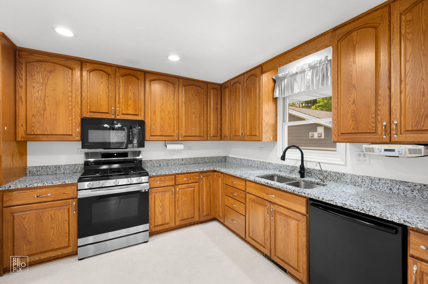20589 Horatio Boulevard Prairie View, IL 60089 - Photo 3 of 17