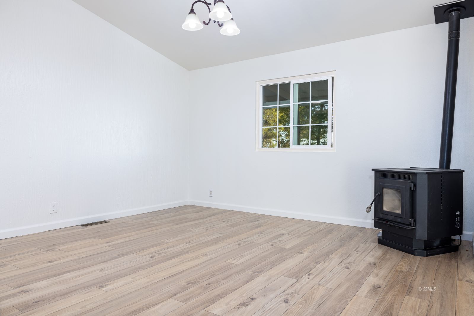 828 North Victor Street Ridgecrest, CA 93555 - Photo 10 of 50 an empty room with wooden floor potted plant and windows