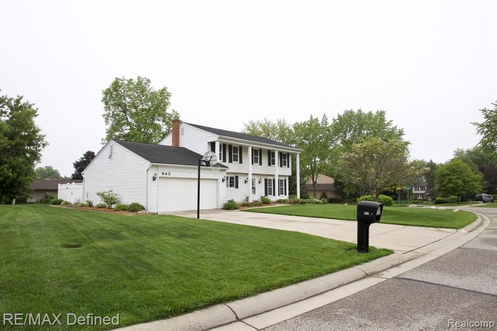 943 Downhill Lane Rochester Hills, MI 48307 - Photo 2 of 43