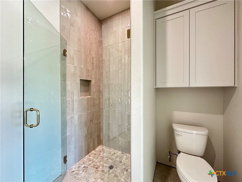 418 Dos Rios Drive Belton, TX 76513 - Photo 13 of 41 a bathroom with a toilet sink