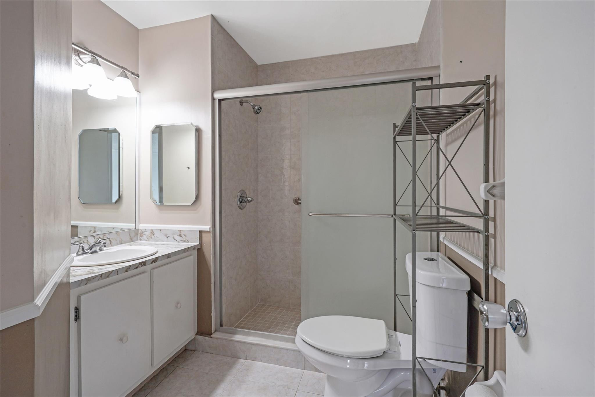 20962 Sedgewick Drive Boca Raton, FL 33433 - Photo 12 of 32 Guest Bathroom