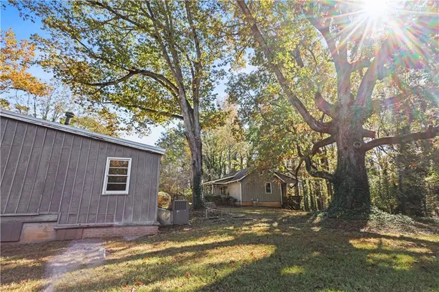 a picture of a wall with white wall
