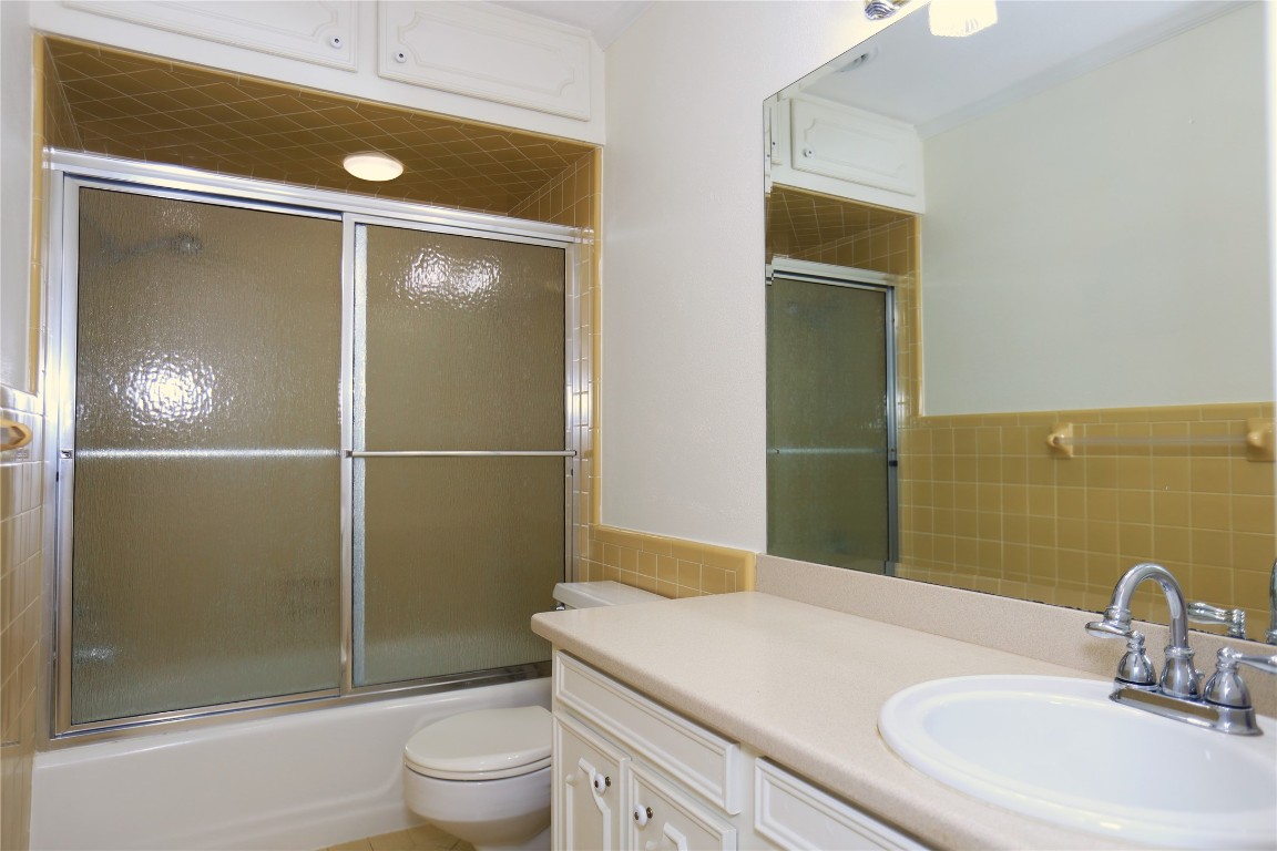 115 Irwin Road West Columbia, TX 77486 - Photo 13 of 18 2nd Bathroom