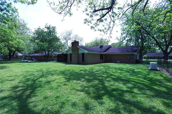 $2,150 | 115 Irwin Road, West Columbia, TX 77486