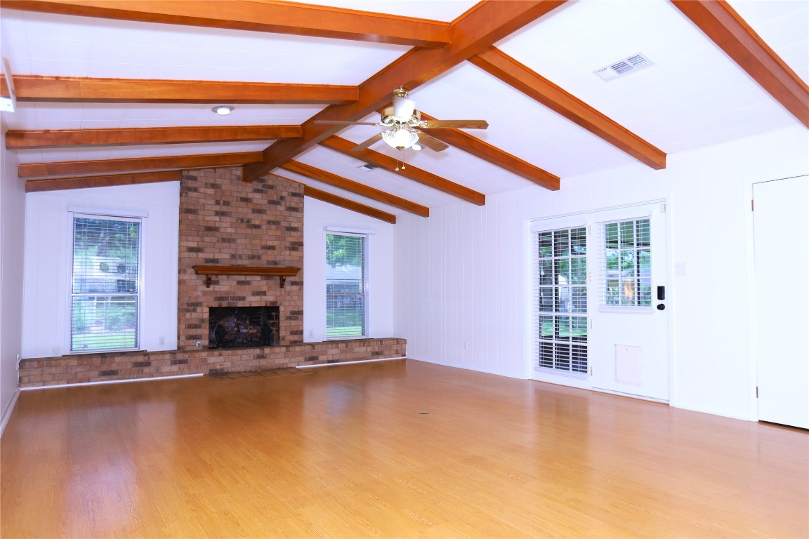 115 Irwin Road West Columbia, TX 77486 - Photo 3 of 18 Living Area
