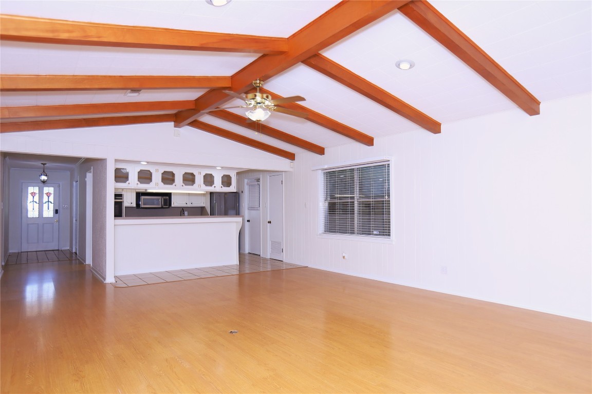 115 Irwin Road West Columbia, TX 77486 - Photo 4 of 18 Living Area