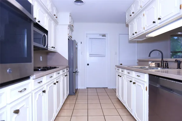 $2,150 | 115 Irwin Road, West Columbia, TX 77486