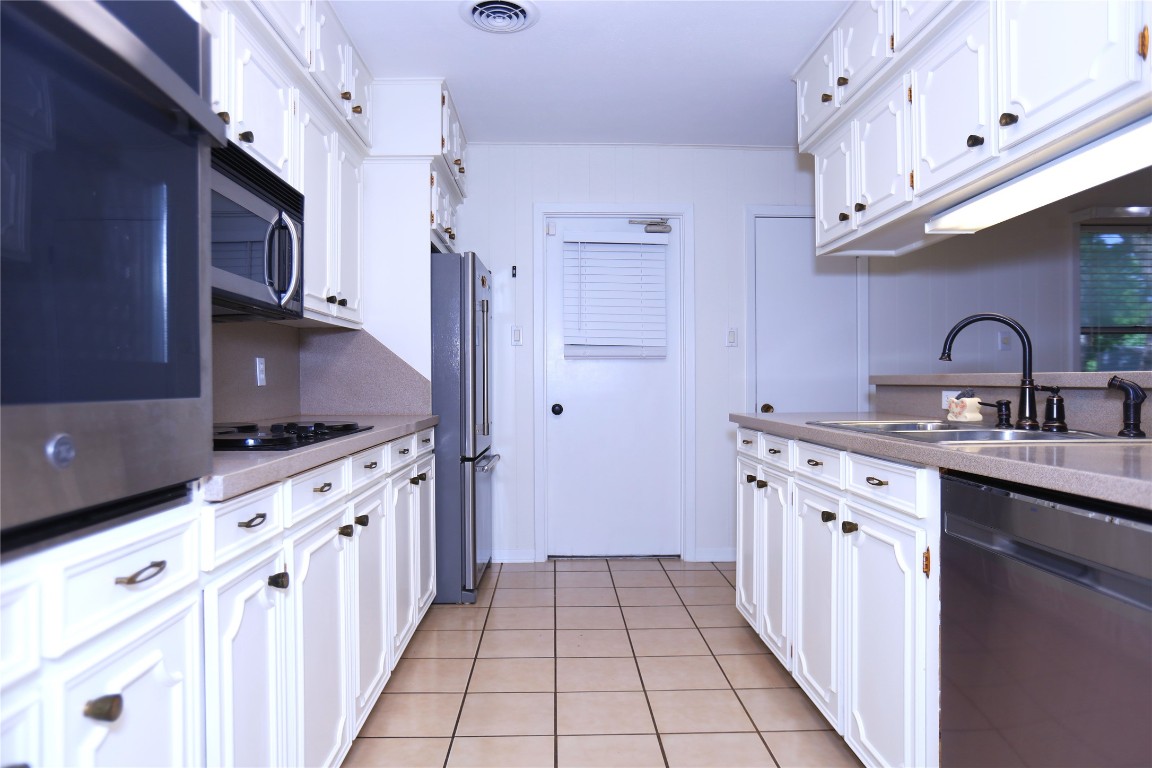 115 Irwin Road West Columbia, TX 77486 - Photo 6 of 18 Kitchen