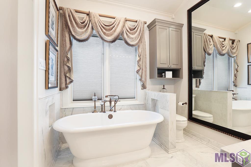 18031 Club View Drive Baton Rouge, LA 70810 - Photo 20 of 42 Hers En-Suite Bath
