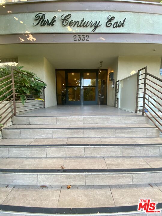 a view of entryway front of a house