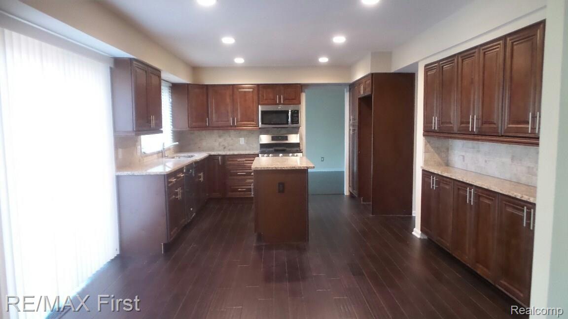 235 Stonetree Circle Rochester, MI 48309 - Photo 6 of 29 20161101_110824_resized.jpg